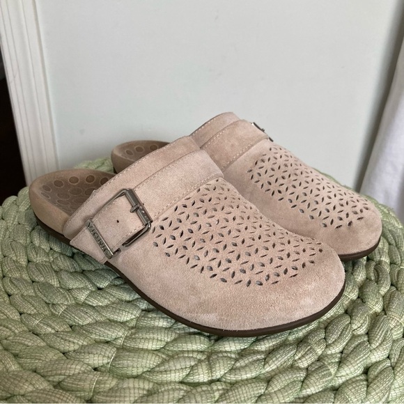 Vionic Moca Nude Cream Floral Perforated Suede Slip On Clog Mule Comfort Shoe - Picture 2 of 8